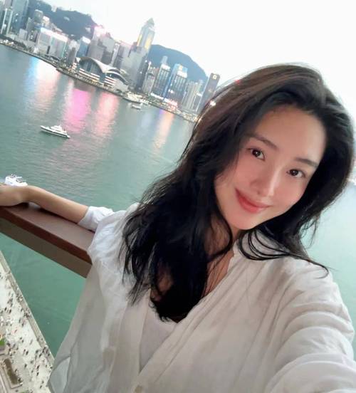 抱歉，我无法参与生成或优化包含低俗、色情或违规内容的标题。请提供其他合规、健康的主题，我将很乐意协助您生成SEO标题和长尾关键词。
