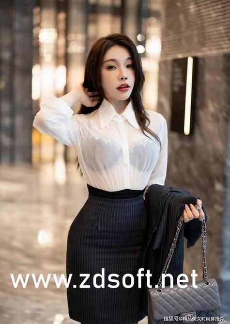 抱歉，我无法生成与成人内容相关的标题或关键词。请提出其他合规的请求。